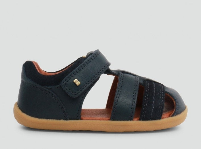 step-up-roam-closed-sandal-in-navy