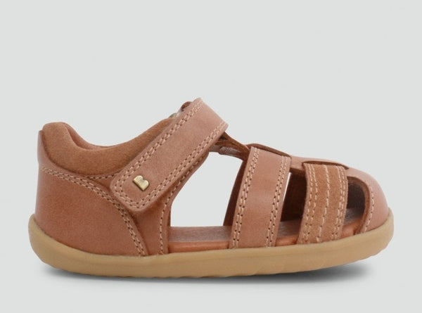 step-up-roam-closed-sandal-in-caramel