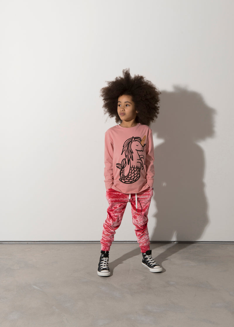 a girl wears the minti magical seahorses t-shirt with a velour tracksuit botton MNT756-W20-MS-LR&MNT920-W20-RV.jpg
